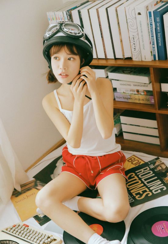 日本少女可爱素颜美腿播音机室内写真