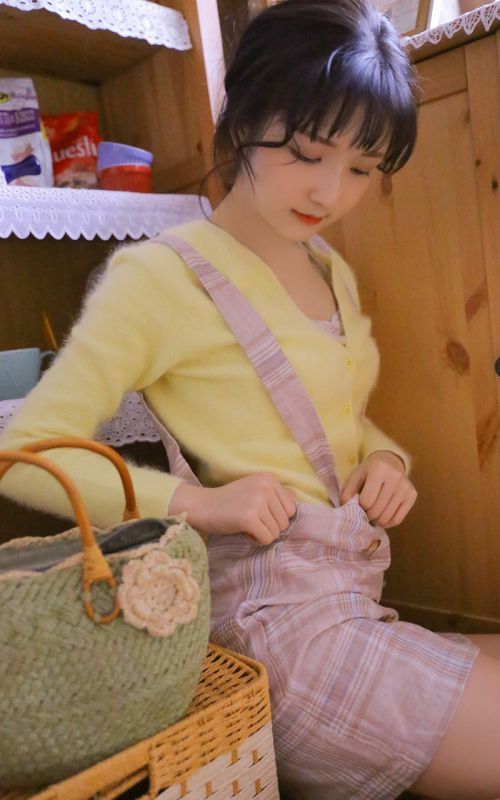 清纯可爱白嫩少女小清新私房撩人抚媚动作写真