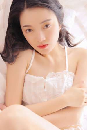清纯妹妹吊带蕾丝酥胸嫩乳性感私房大尺度写真