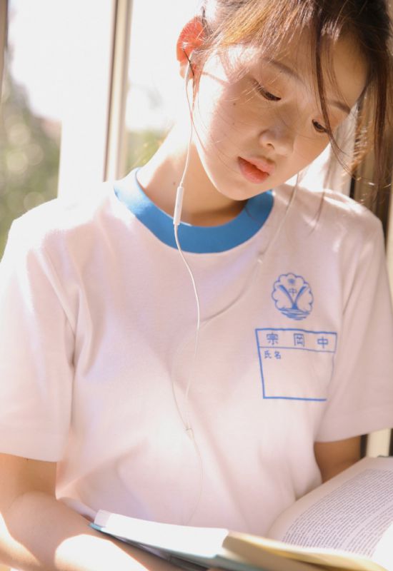 日本清纯盐系少女运动服白嫩贫乳美女写真