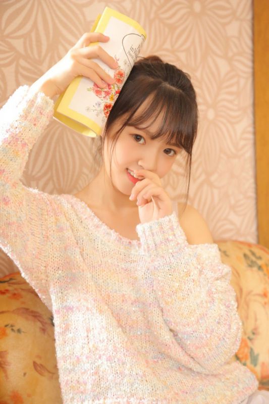 冬天少女丰韵毛衣室内长腿姿势性感撩人写真