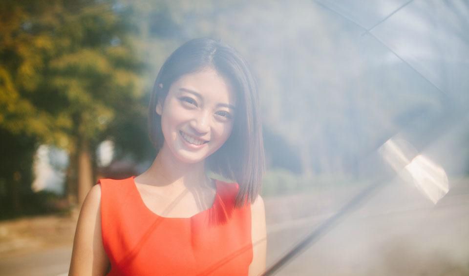甜美短发少女高清写真大图