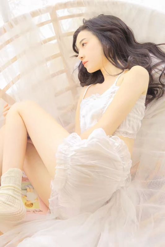 香艳白嫩美女极品尤物惹火性感私房写真