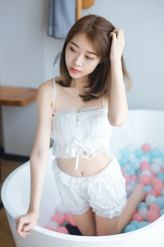 浴缸少女蕾丝内衣白嫩美腿私房人体艺术写真图片
