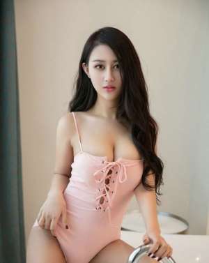 长发妩媚女人半露爆乳性感翘臀大肥bb诱惑写真