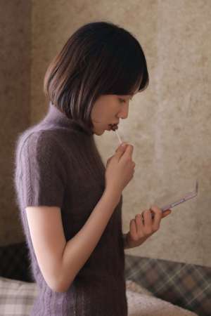 短发清纯气质美女可爱爽朗笑容私房内衣写真图片