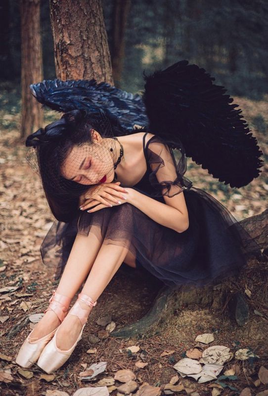 冷艳神秘红唇美女御姐森林系个人写真艺术性感图片