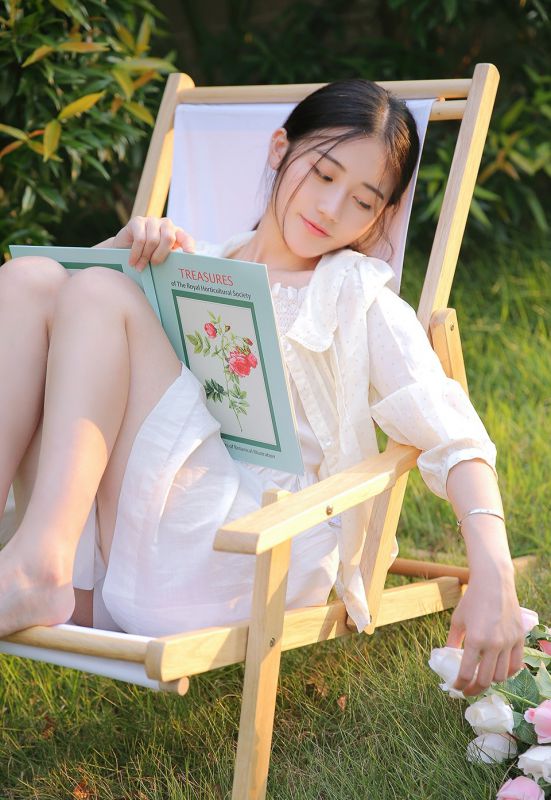 麻花辫少女田园风白衣长裙自然美女写真