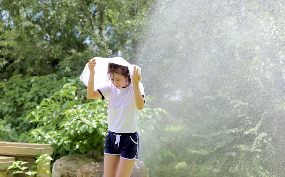 夏日户外美女嬉戏玩水性感湿身诱惑写真