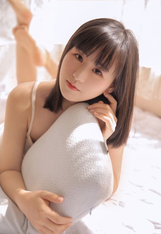 大和抚子温柔气质美女吊带背心粉嫩闺房写真