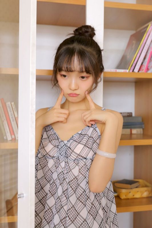 裸妆美少女纯真甜美笑容性感迷人照片