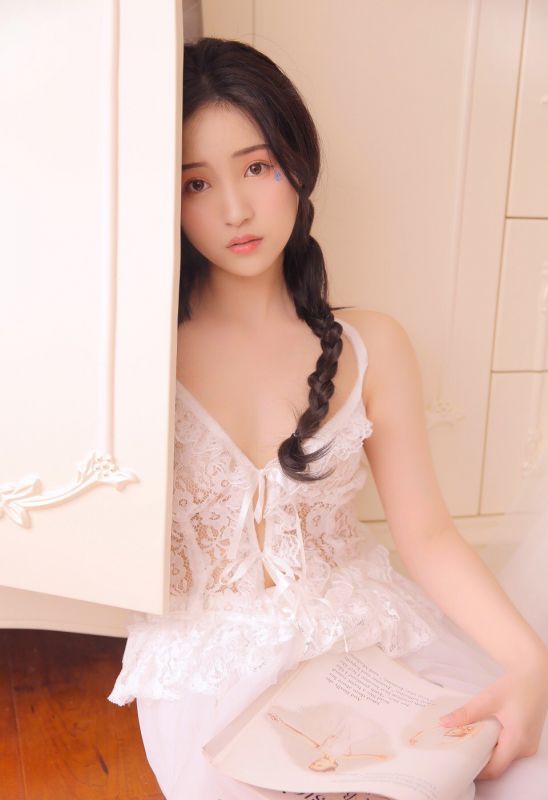 大和抚子温柔气质美女吊带背心粉嫩闺房写真
