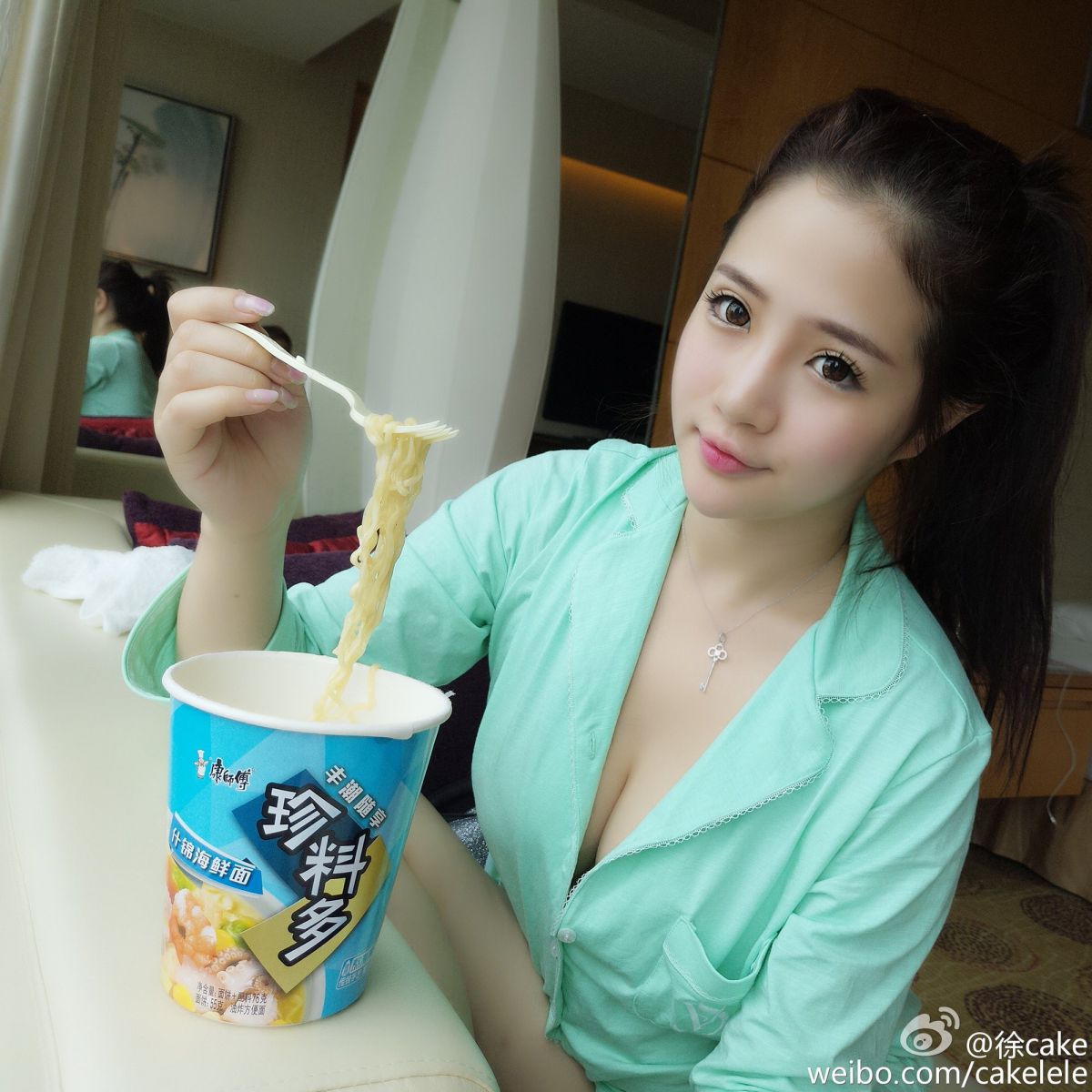 90后人气美女徐cake微博展会美照图片