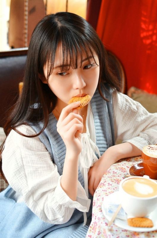 00后傲娇萝莉清纯居家私房生活照写真图片