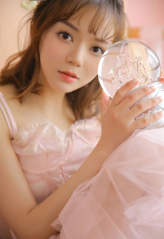蕾丝吊带美女粉红诱惑性感私房写真