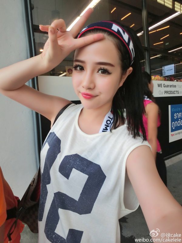 90后人气美女徐cake微博展会美照图片