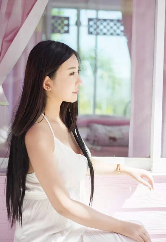 90后美女胡恩绮清新迷人街拍