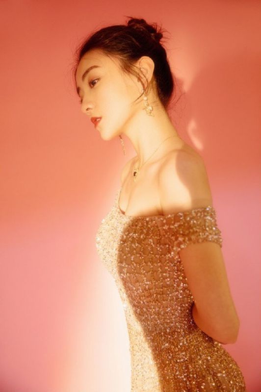 梁洁半透露背长裙香艳妖娆骨感惹火写真图片