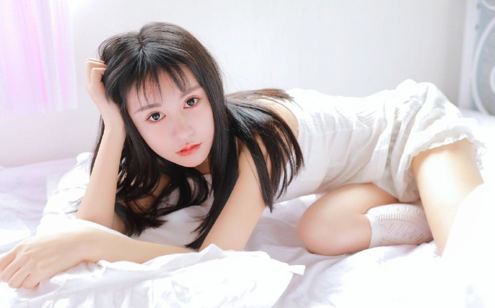 忧郁气质村花酥胸深V乳沟春光诱惑私房写真