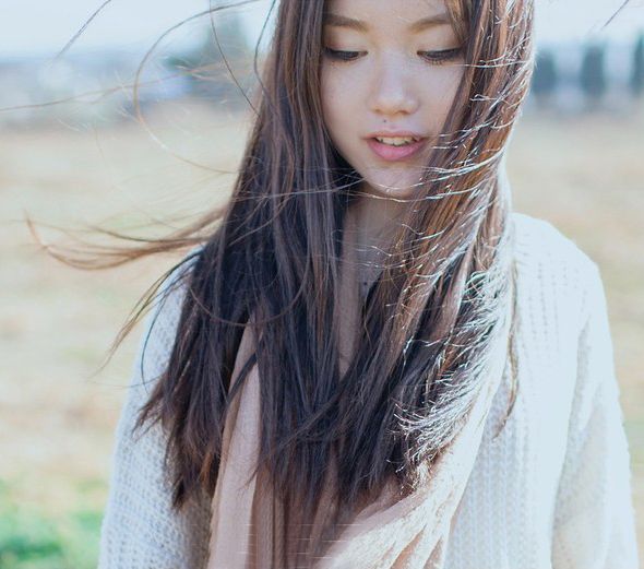 90后长发美女户外唯美写真