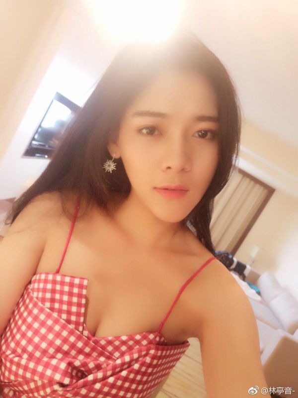 美女模特林亭音性感自拍照乳沟诱人