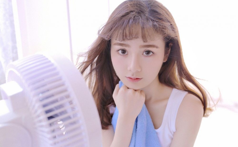 吊带背心美少女白嫩私房惹火性感照写真图片