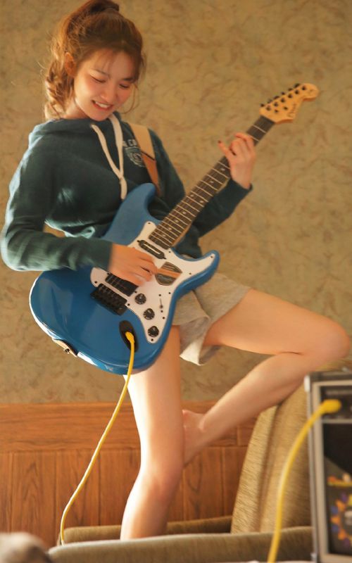 单马尾运动服少女性感玉足国产精品写真图片