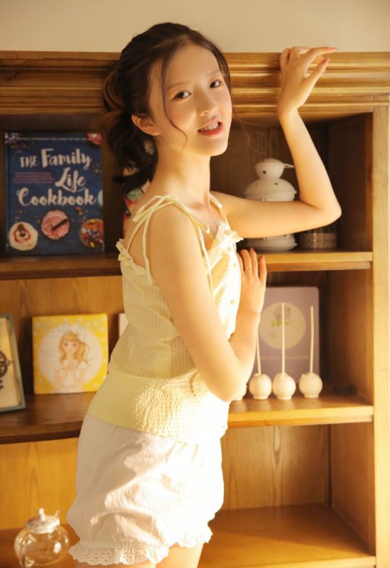 极品尤物美少女黄色吊带短裤美女性感图片