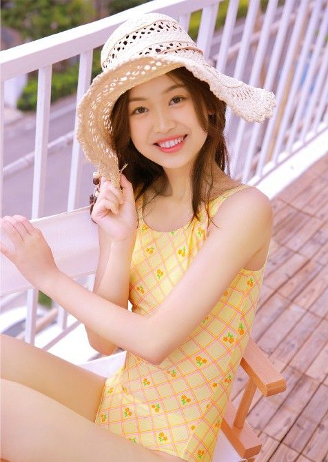 白嫩萝莉少女翘臀美乳甜美笑容私房写真
