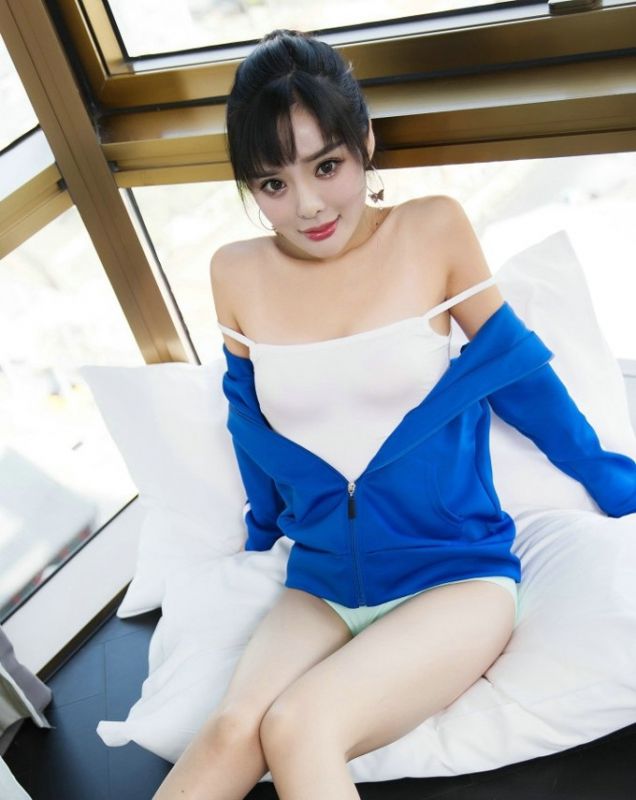 学生妹运动服床上打飞机模特高清人体私处特写图片