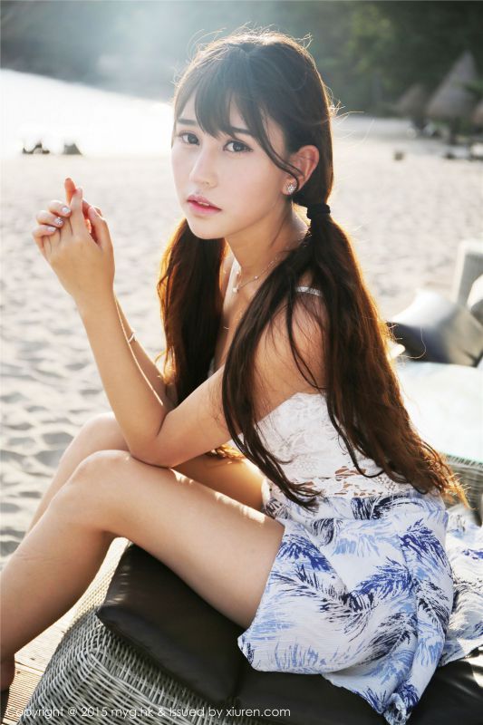 性感短裙美女Milk楚楚户外秀迷人乳沟