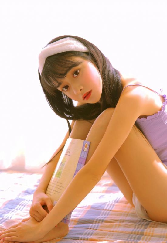 邻家美女房客长腿吊带背心性感私房天然诱惑图片