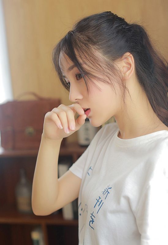 元气美女私房热裤白皙长腿日系氧气写真