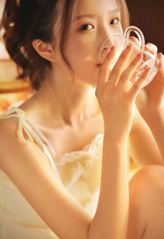 极品尤物美少女黄色吊带短裤美女性感图片
