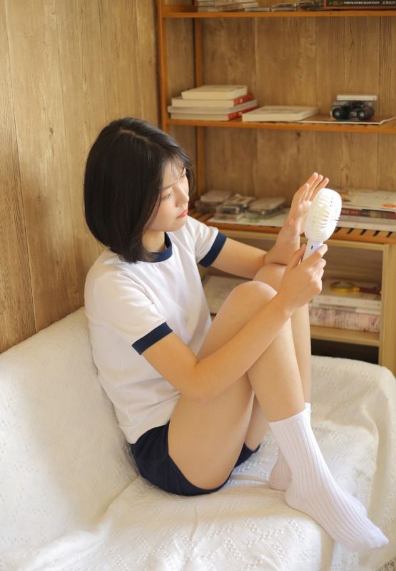 日本校园短发学生妹高清人体艺术私处特写图片
