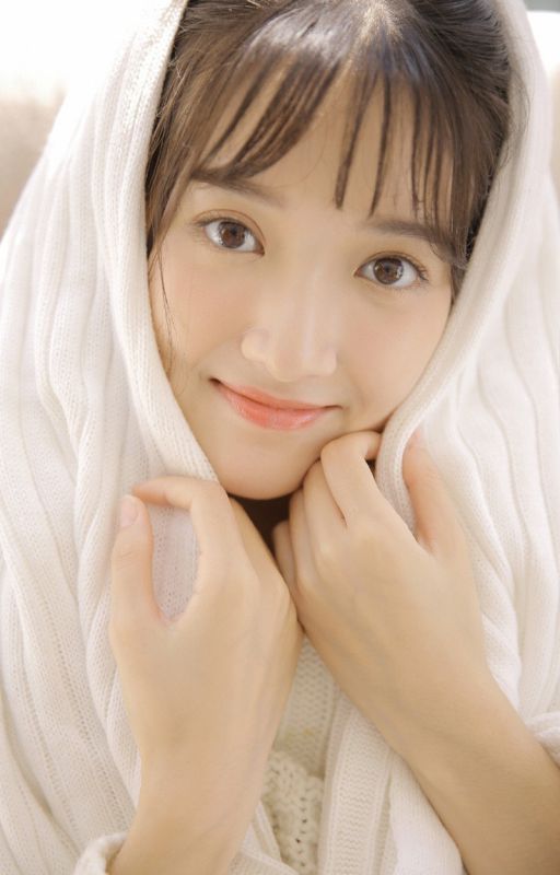养猫少女冷艳氧气美艳温柔目光漂亮美女写真