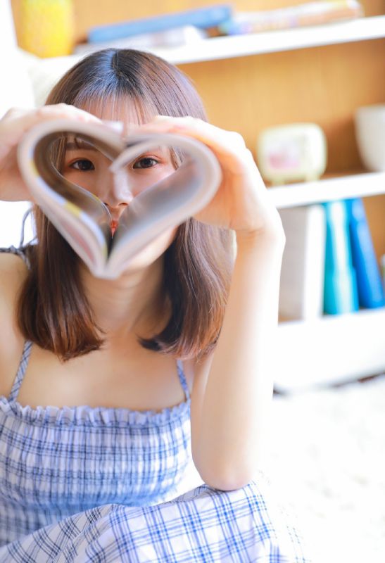 可爱笑容少女私房吊带格子裙清纯迷人写真
