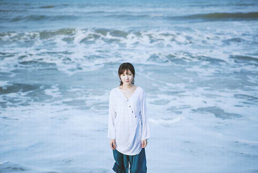 清纯白衫美女海边迷人写真