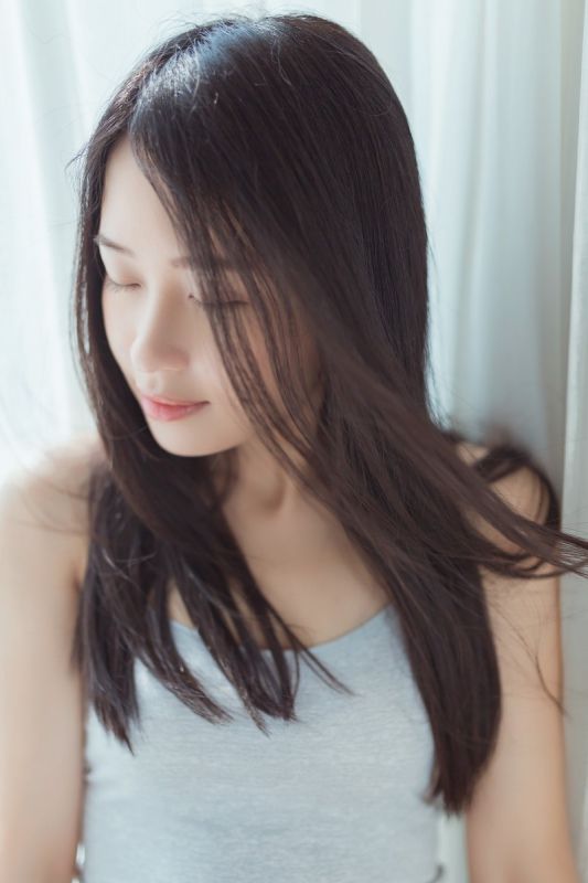邻家姐姐酥胸吊带凹凸有致诱惑写真