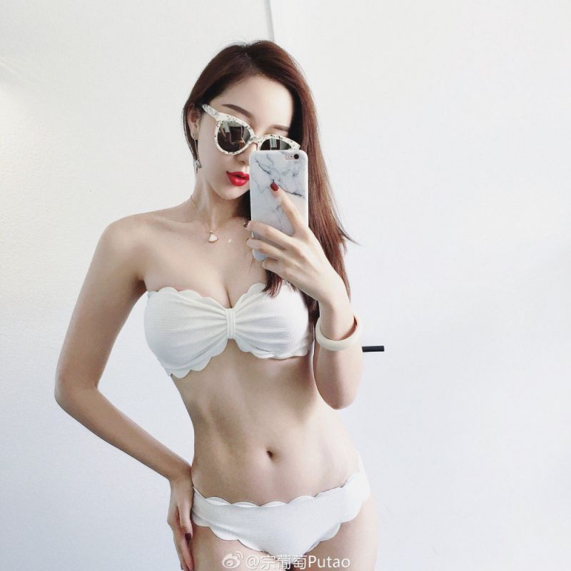 美女模特宗葡萄比基尼私房照性感迷人