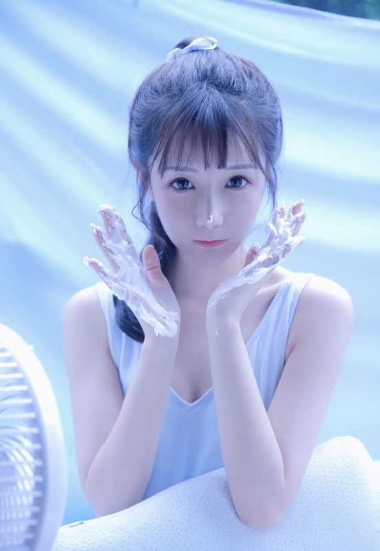 奶油小妹吊带睡裙白嫩肌肤诱人女孩写真