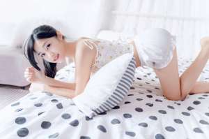 吊带短裙美女火辣性感酥胸长腿诱惑写真图片