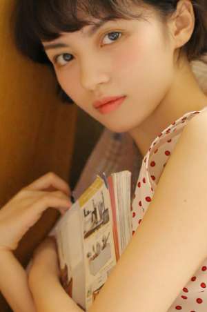 邻家少女闺房酥胸吊带裙唯美清爽写真