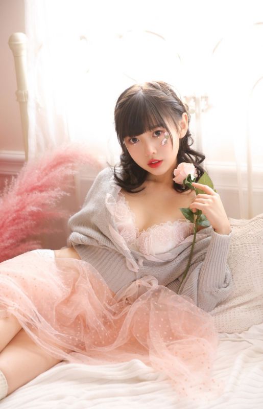 极品甜美萝莉梦幻粉嫩内衣酥胸性感美女写真