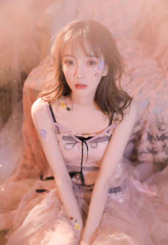 粉红蕾丝美女性感吊带火辣美女人体艺术写真