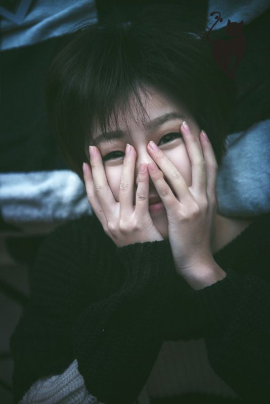 短发帅气少女真空毛衣裸体艺术人体性感写真