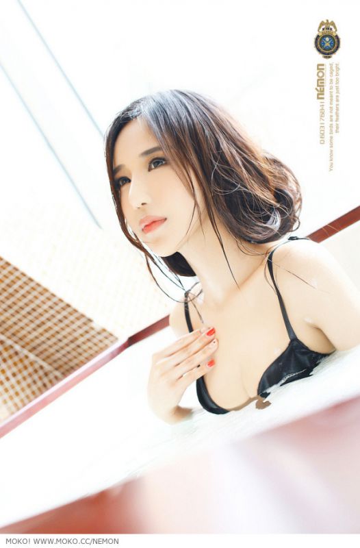 性感黑色内衣美女浴室湿身诱惑写真