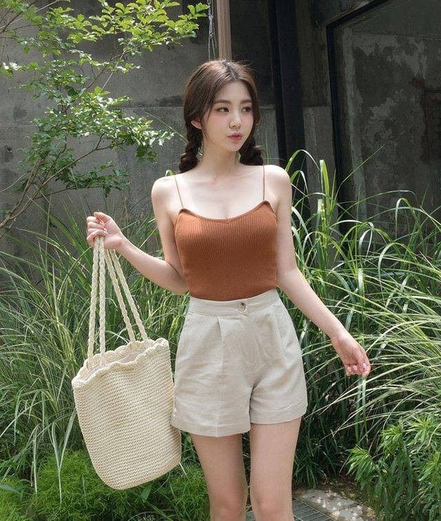 混血美女麻花辫大奶深沟丰韵户外写真