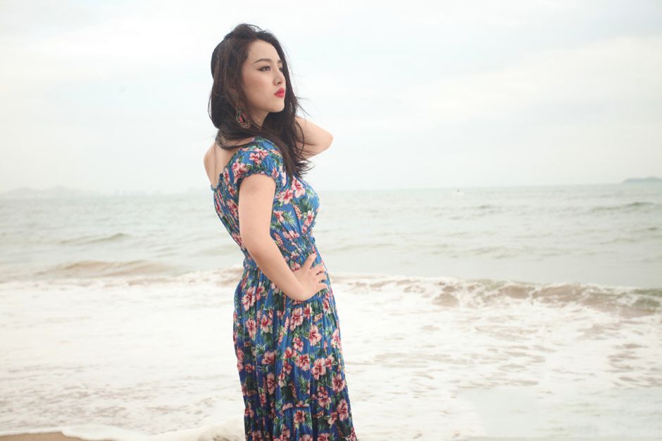 余薇薇海边妩媚迷人写真照