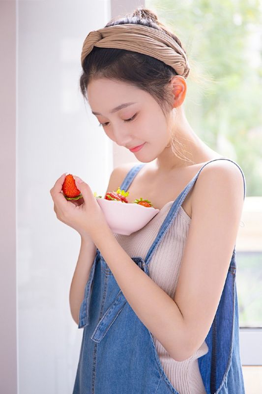 韩国小清新女孩吊带牛仔裤养眼惊艳气质写真